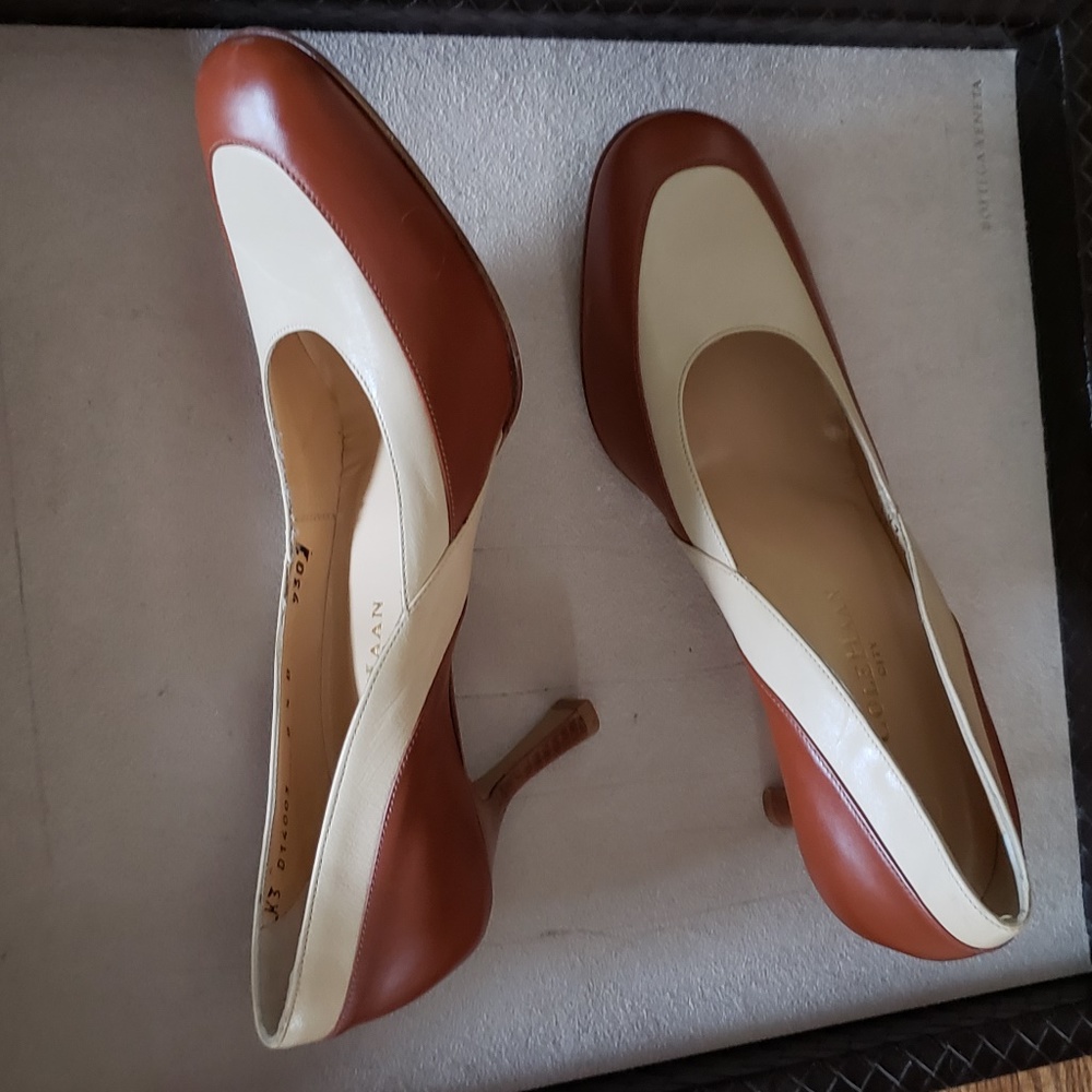 COLE HAAN Two-Tone Pump - Picture 2 of 6